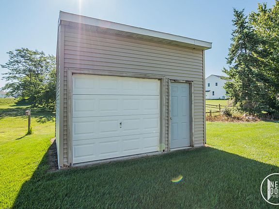 3rd image of 3870 Suntree Ave