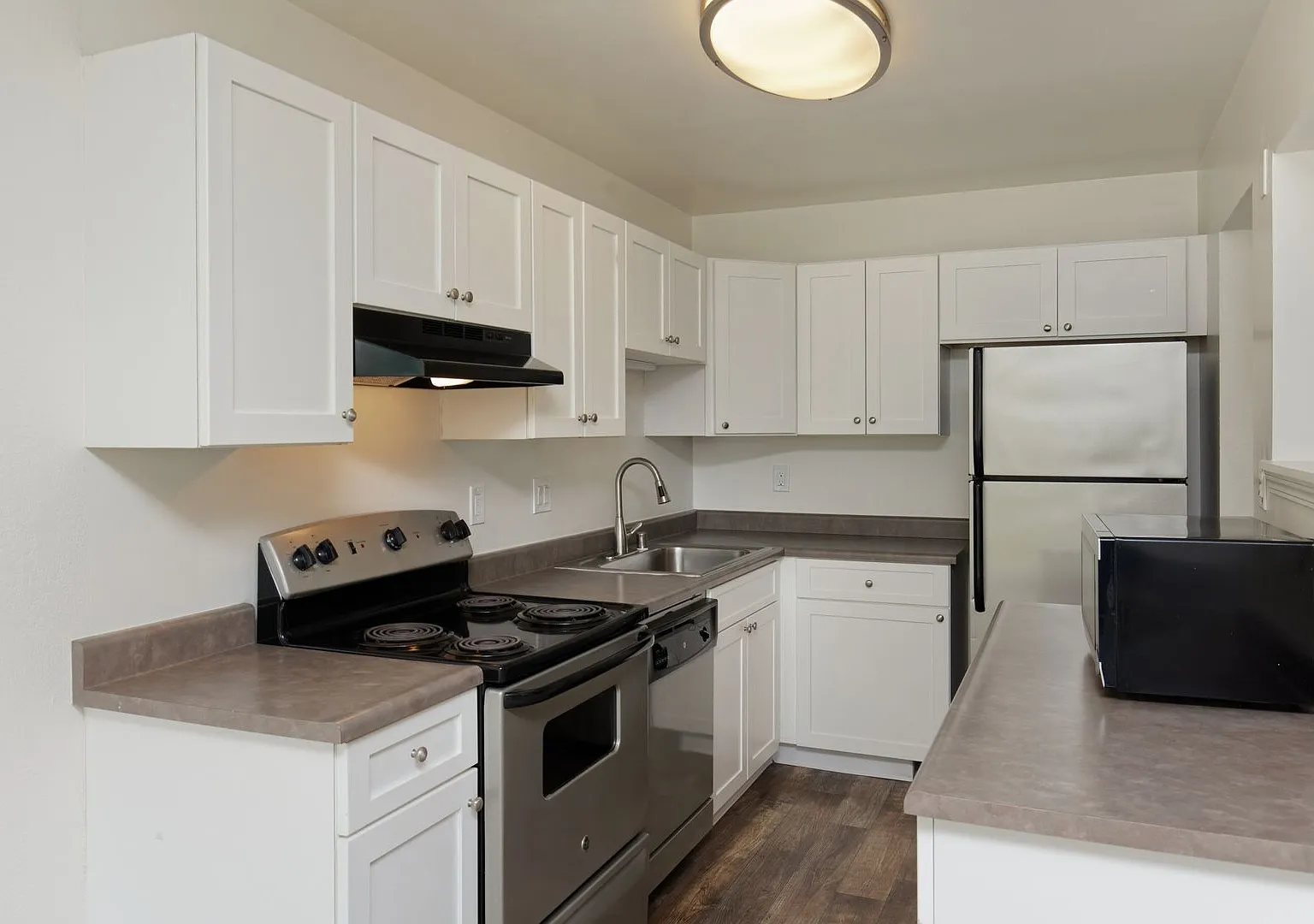 Shoreline 1841 Apartment Homes — Photo 1