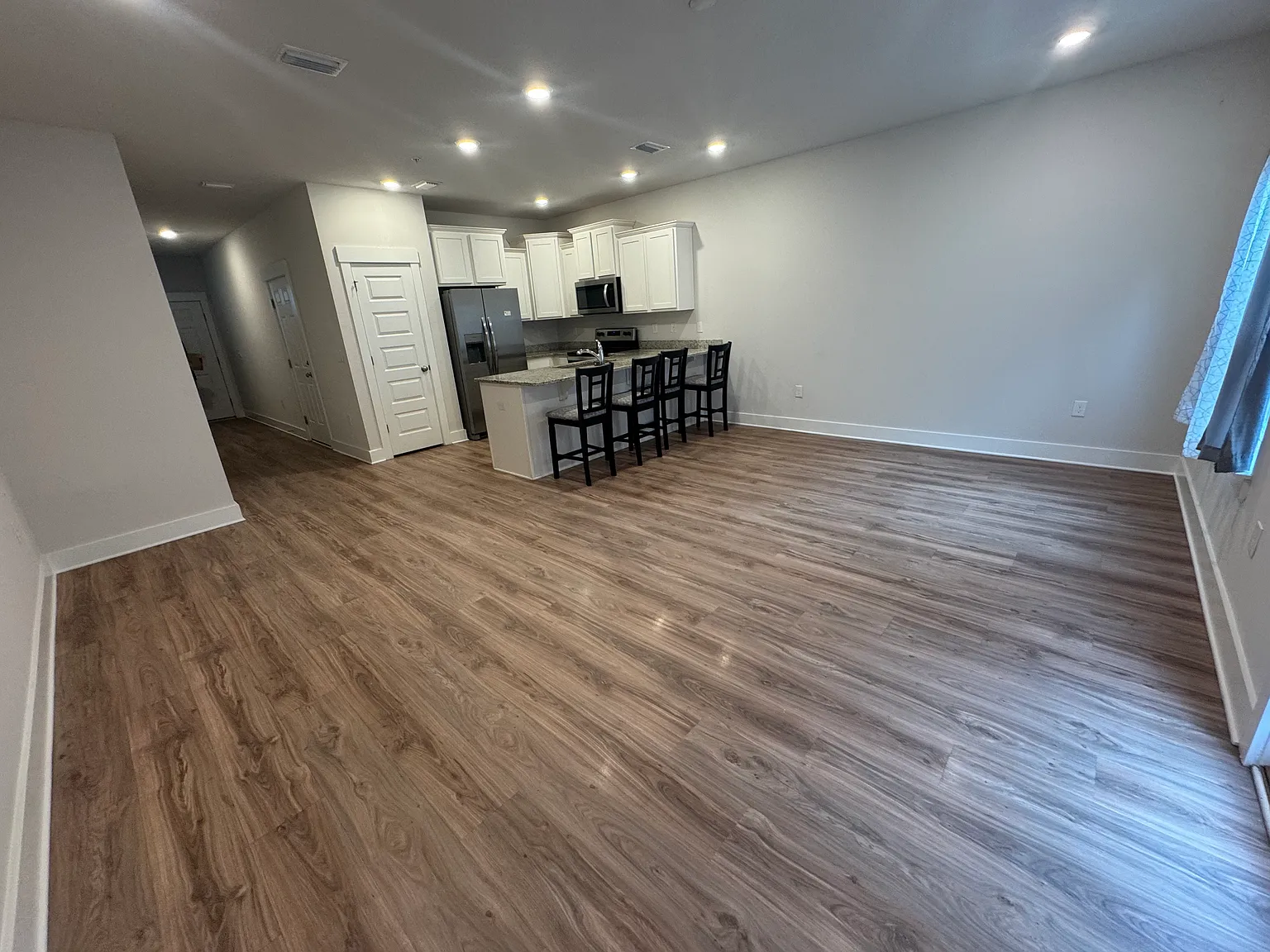 3 bed, 2.5 bath, 1420 sqft, $1,800 — Photo 4