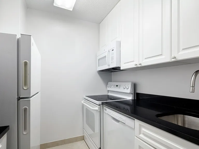 211 W 56th St #E16 — Photo 3