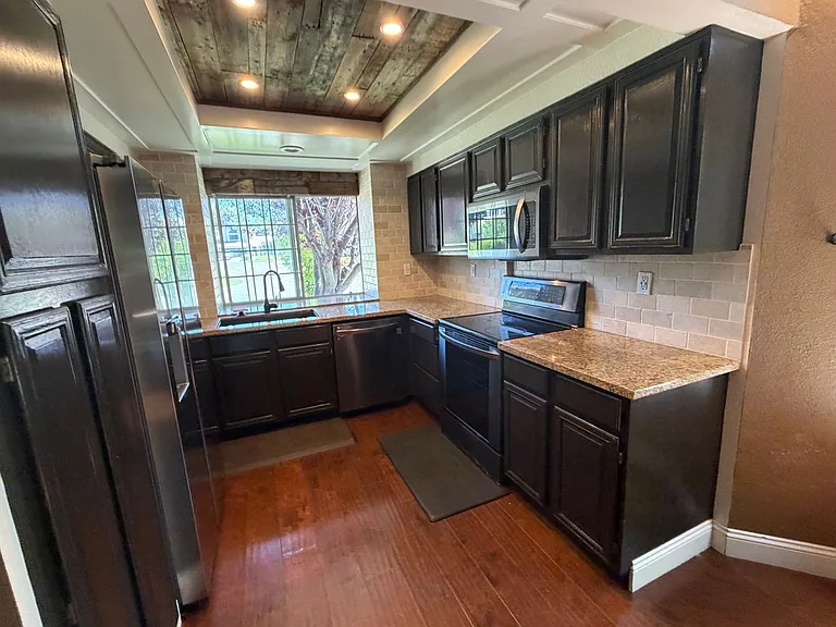 2461 Bay Hill Cir — Photo 10