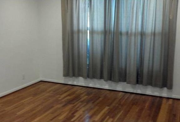 3rd image of 2833 Fairgreen Ave