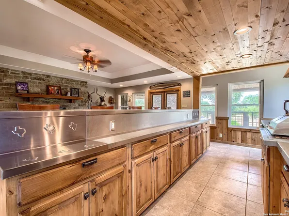 5464 Coughran Rd, Pleasanton, TX 78064