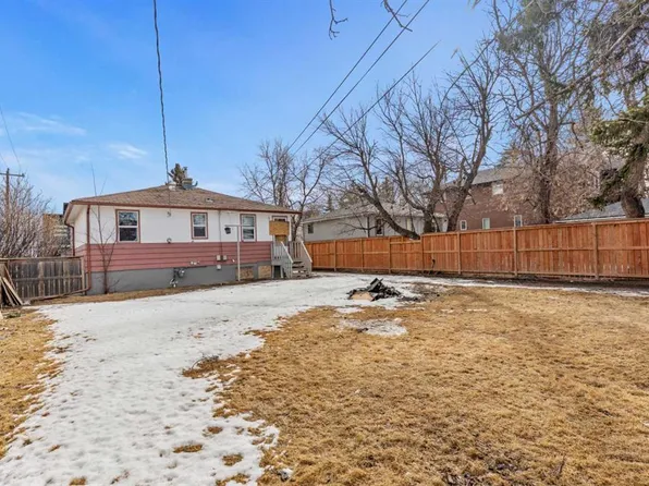 1403 S 43rd St SW, Calgary, AB T3C 2A3