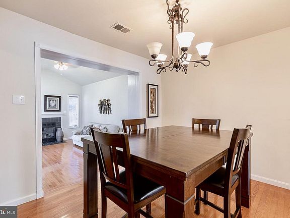 5th image of 19 Chantilly Ct