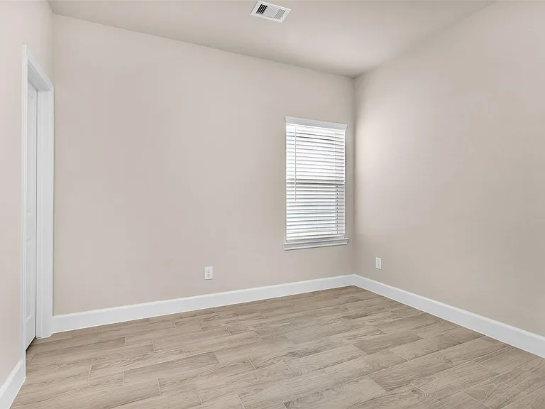 496 Golden St #A — Photo 10