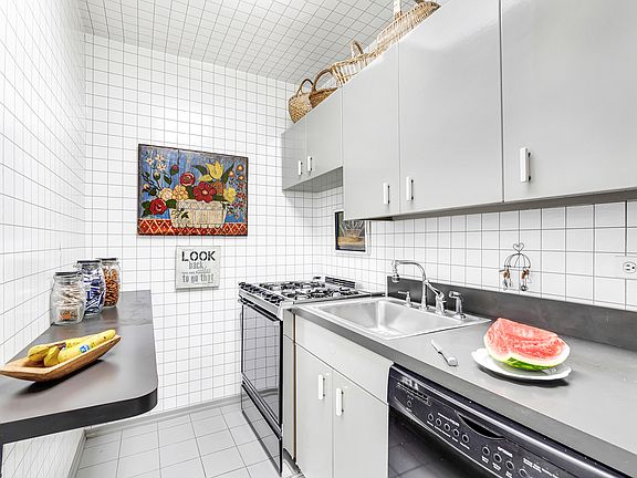 4th image of 415 E 52nd St APT 4KC