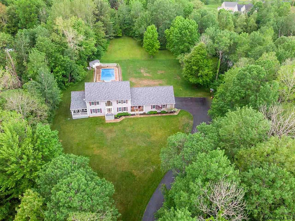 1st image of 35 Roslyn Dr