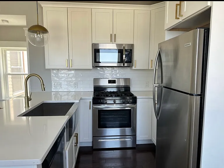 181 Chelsea St #3 — Photo 9