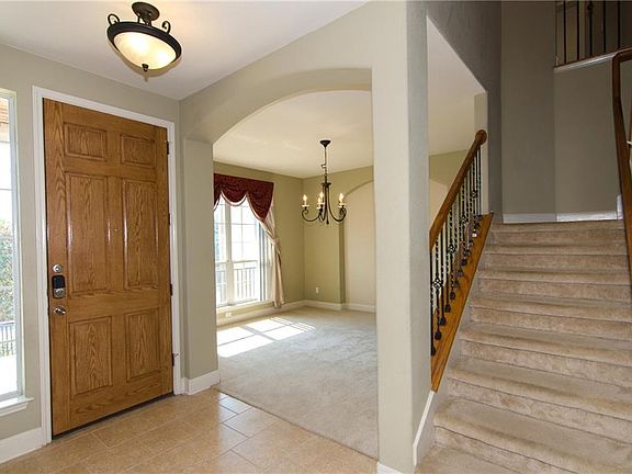 4th image of 704 Rosemount Dr