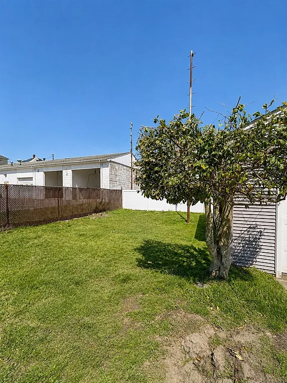 3 bed, 1.0 bath, 920 sqft, $1,600 — Photo 2