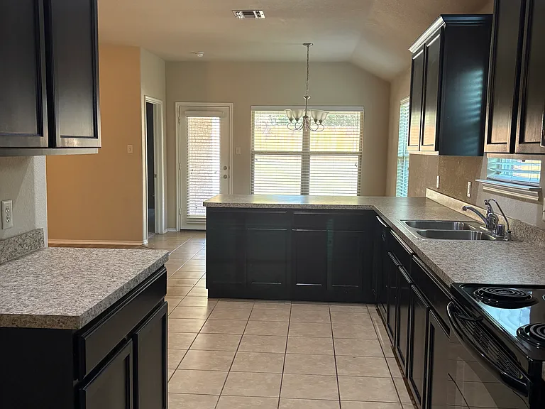 814 Bens Dr — Photo 9