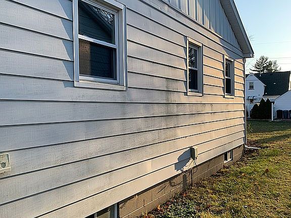 3rd image of 1884 Robertson Ave
