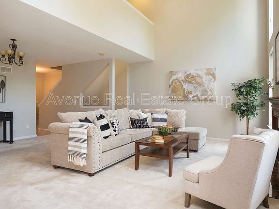 3rd image of 8947 Hilltop Manor Dr