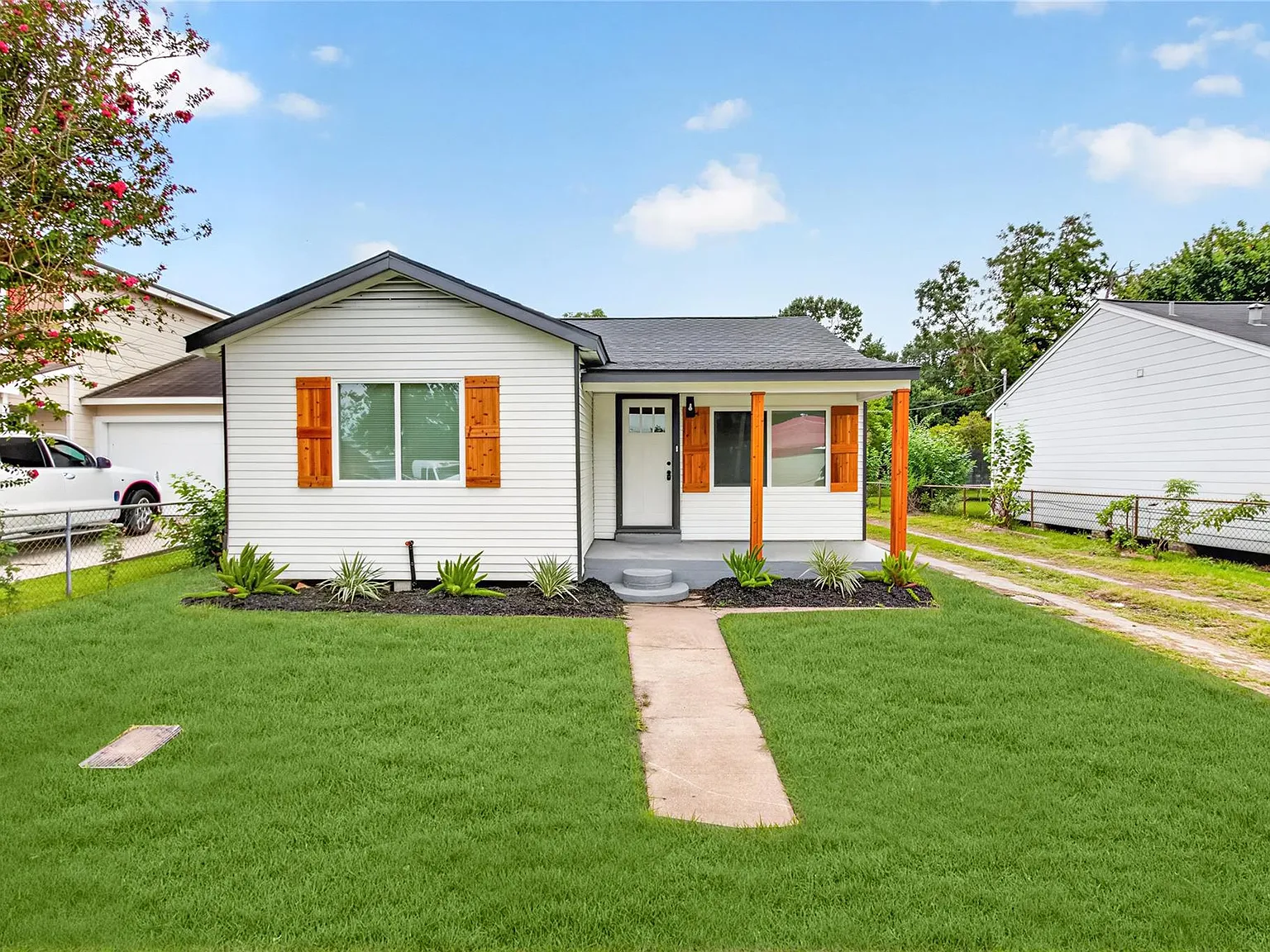 3 bed, 2.0 bath, 1251 sqft, $1,800 — Photo 1