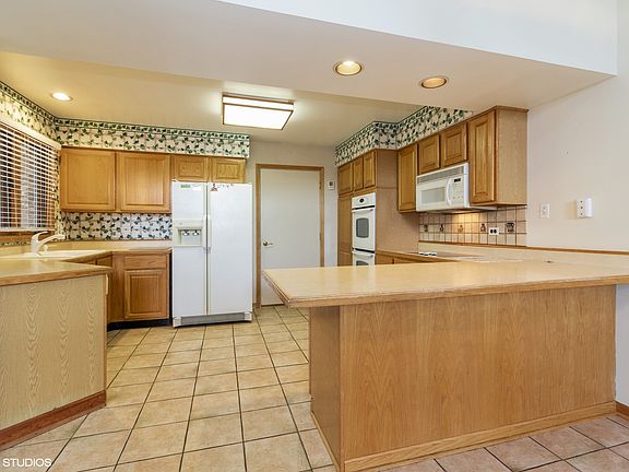 4th image of 18436 Lakeview Cir W