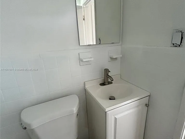 800 N Federal Hwy #5 — Photo 10