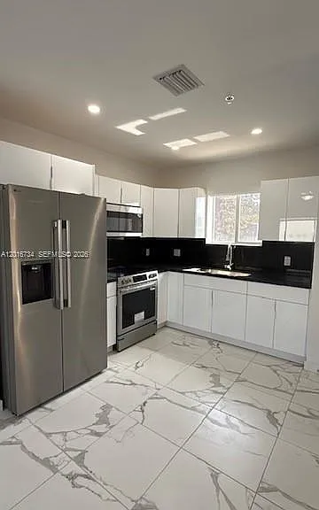 811 E 52nd St #102 — Photo 16