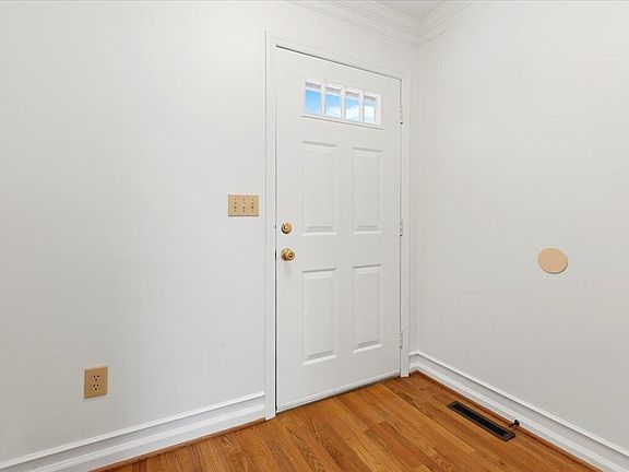 5th image of 121 Greenbrier Dr