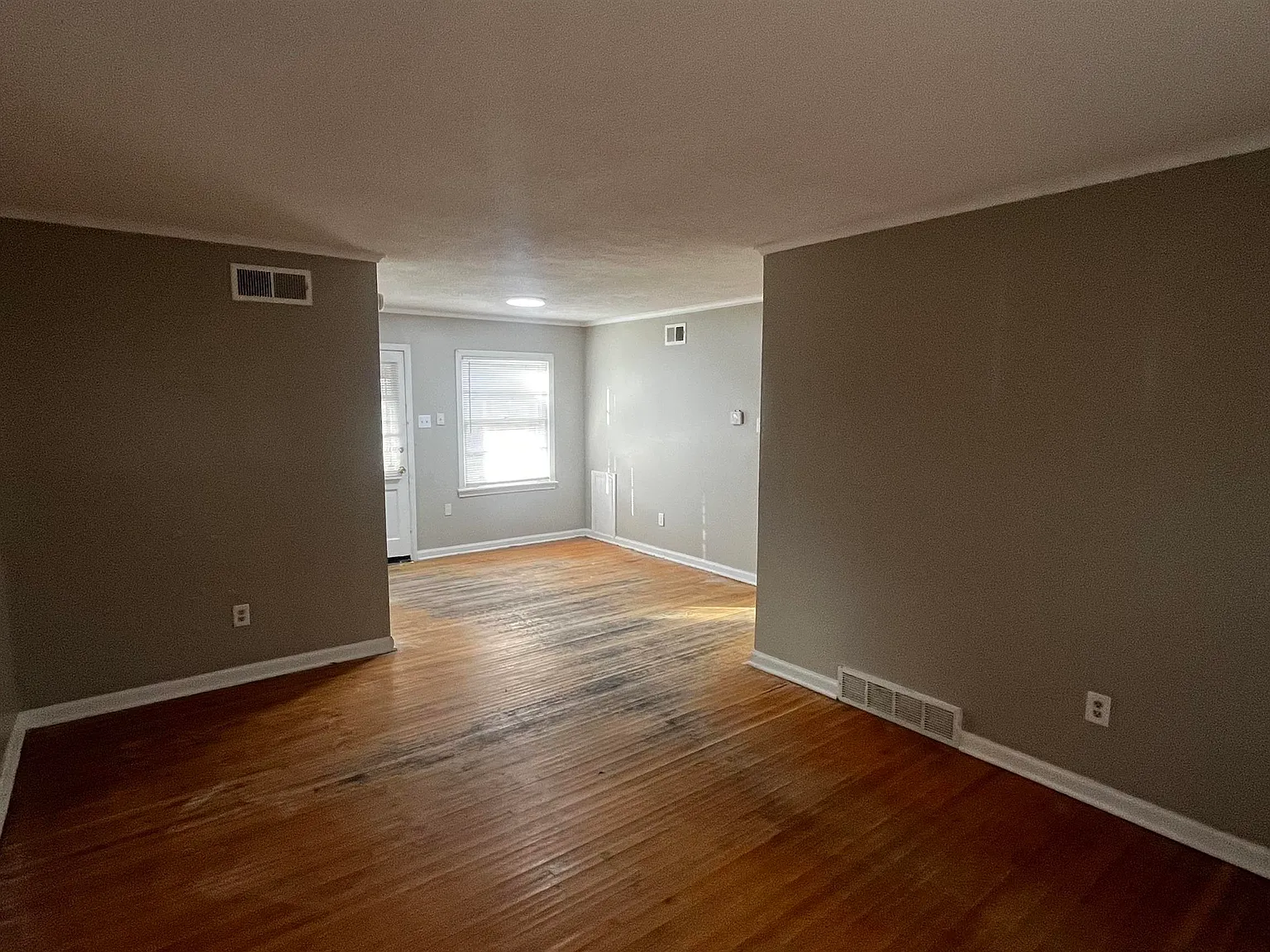 3 bed, 1.0 bath, 980 sqft, $1,095 — Photo 3