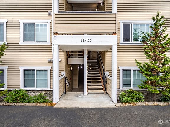 3rd image of 13421 97th Avenue E #103