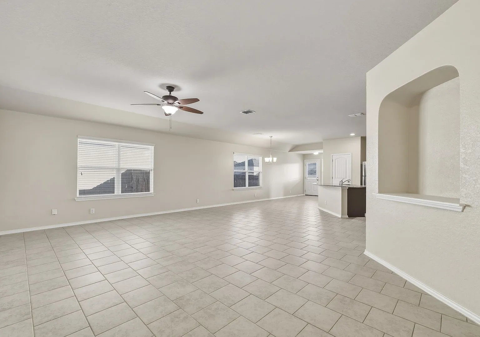 Large one story in Valley Ranch — Photo 4