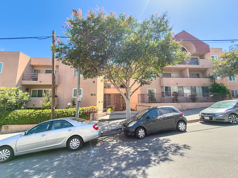 918 W College St #210 — Photo 28