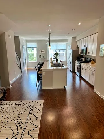 4 bed, 3.5 bath, 2358 sqft, $3,000 — Photo 3