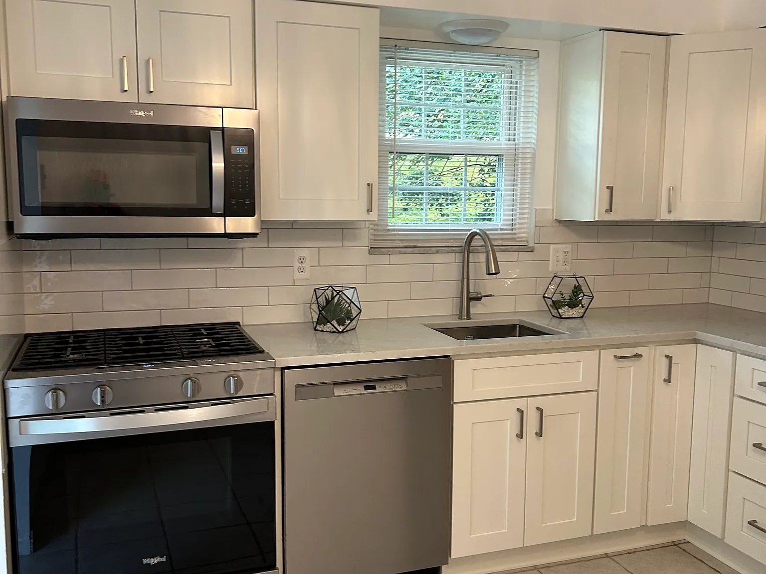 3 bed, 1.5 bath, 1389 sqft, $1,900 — Photo 2