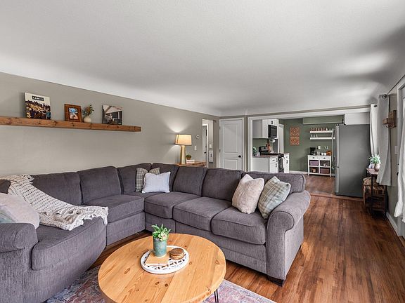 5th image of 410 Greenvale Ave W