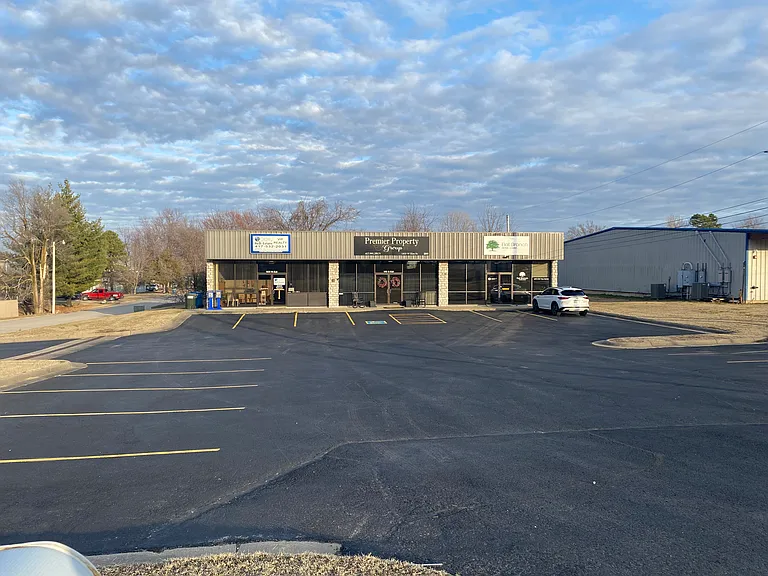 1400 W Elm St — Photo 2