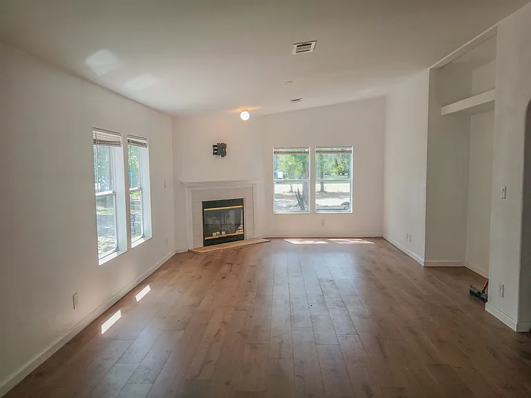 219 SW Churchill Way — Photo 2