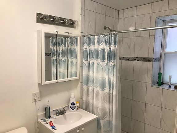 3rd image of 2225 N Leavitt St #R