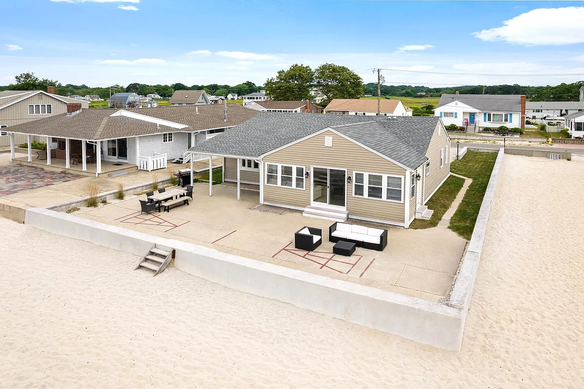 Building Photo - 8 Belaire Mnr
