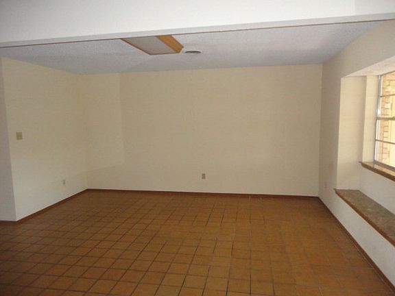 5th image of Queensway Dr