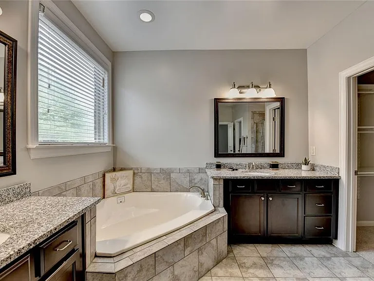 2540 Maple Ridge Ln — Photo 49