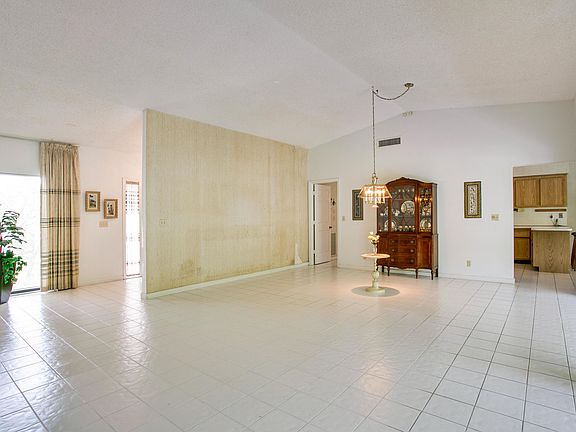 4th image of 10267 Green Trail Dr N