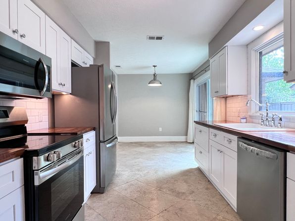 3 Saint Moritz Ct