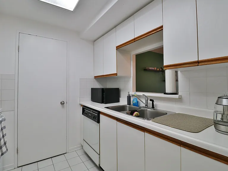 35 Holland Ave #302 — Photo 6