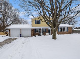 6033 Clearbrook Dr, Stevensville, MI 49127