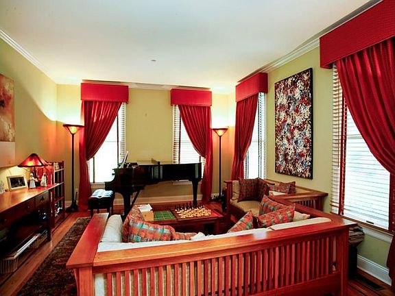 Beautiful move-in condition Colonial Home