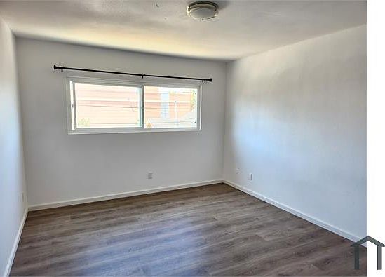 1st image of 912 W 69th St #6