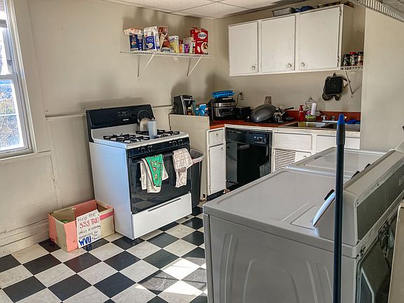 5th image of 390 Forest Ave