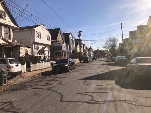 4th image of 74 Carleton Ave