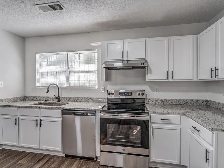 2551 Parkview Dr — Photo 2