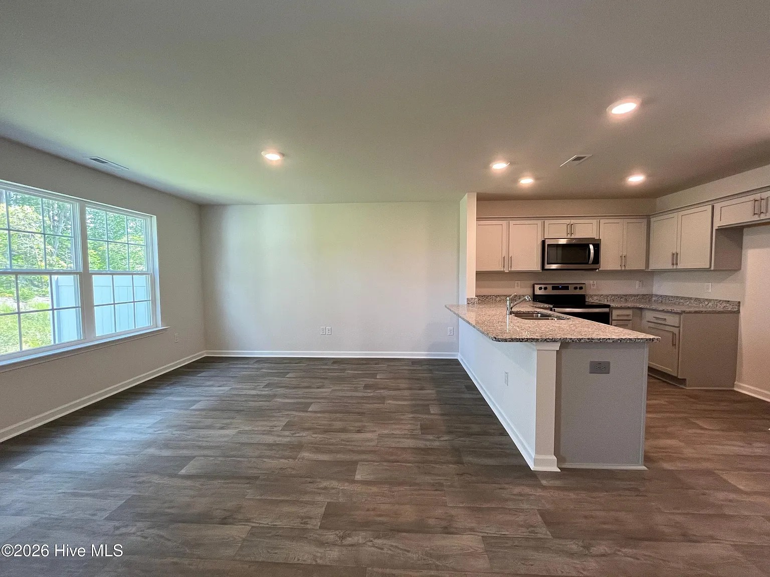 3 bed, 2.5 bath, 1418 sqft, $1,700 — Photo 2