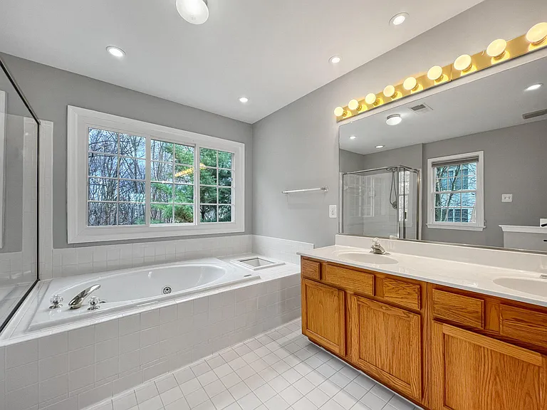 214 W Locust St — Photo 25