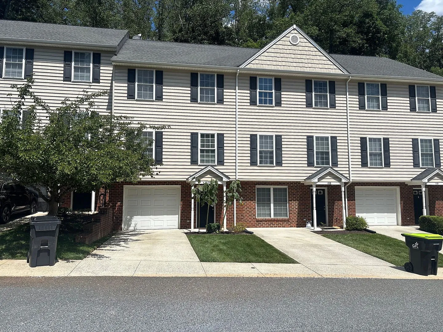 Crescentwood Townhomes on Lakeside Drive — Photo 1