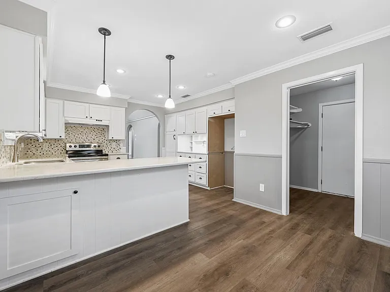 660 Springhill Dr — Photo 8