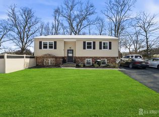 8 Malsbury Ln, Cream Ridge, NJ 08514